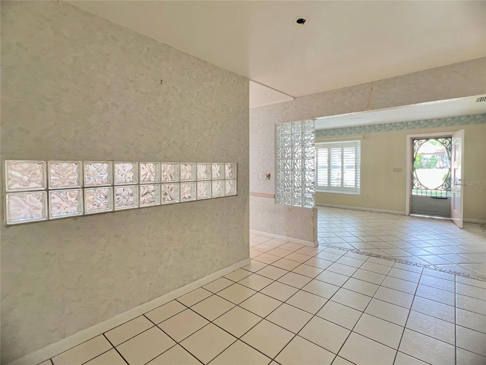Dining/living rooms