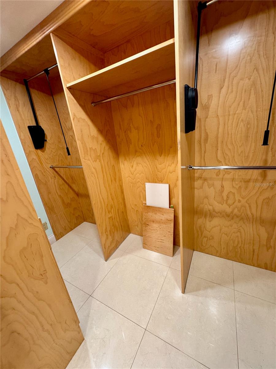 Master Walkin Closet System