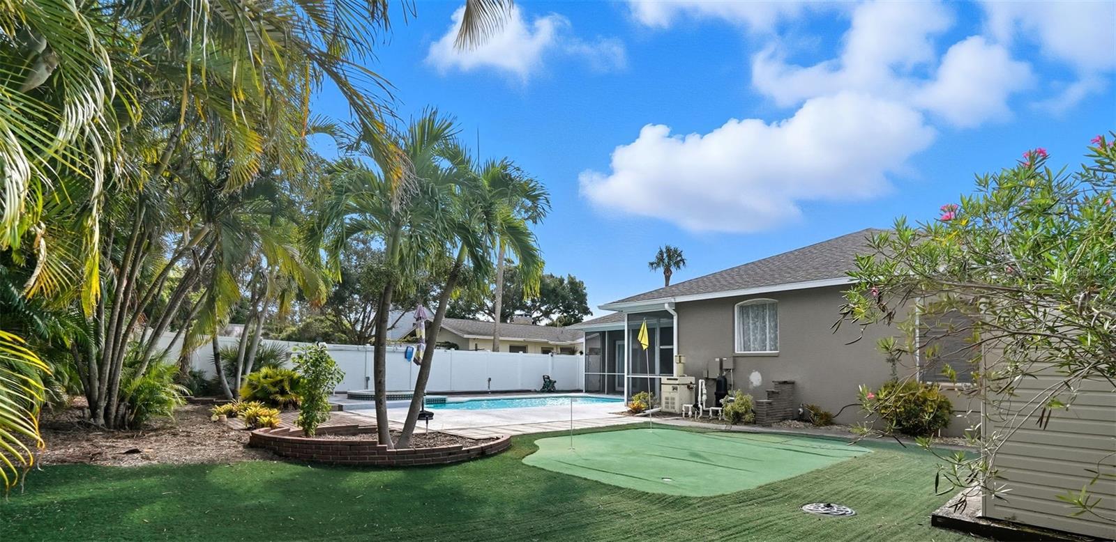 Pool & Putting Green