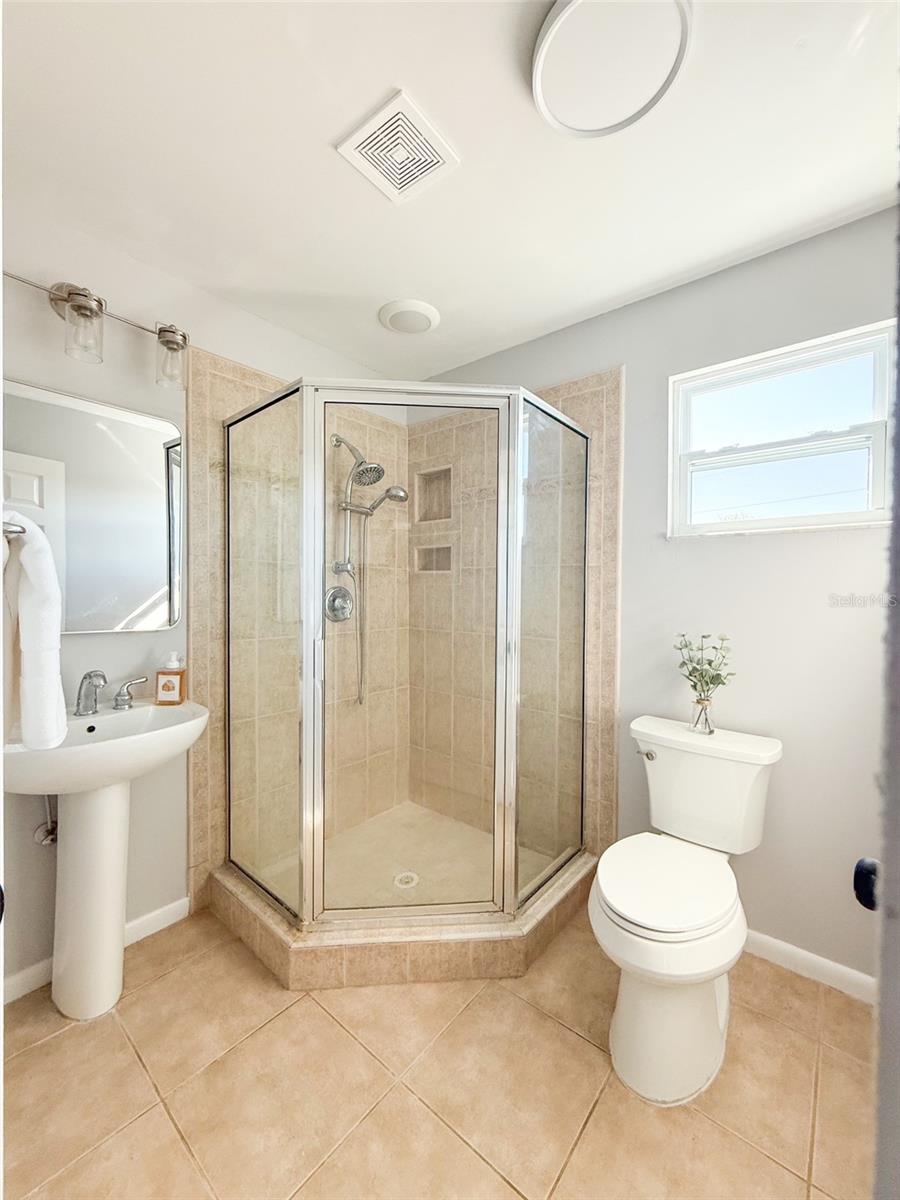 Upstairs Common Bathroom