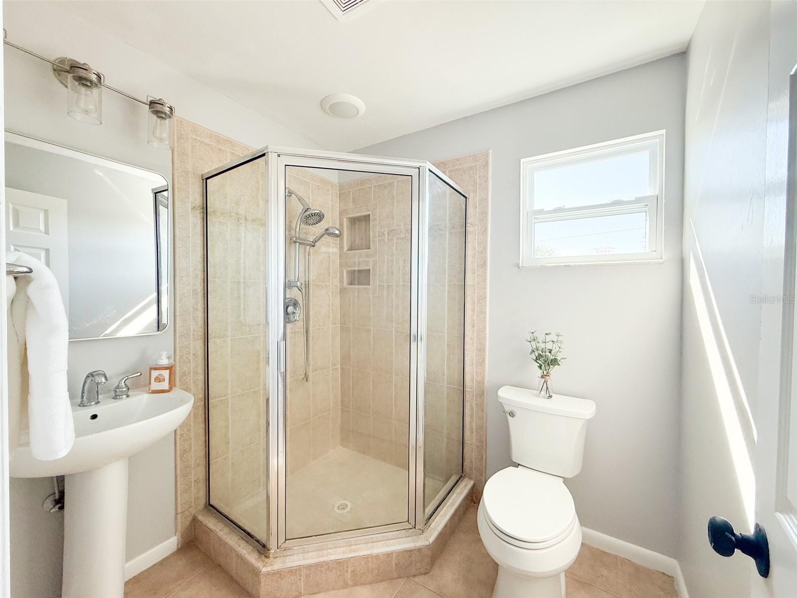 Upstairs Common Bathroom