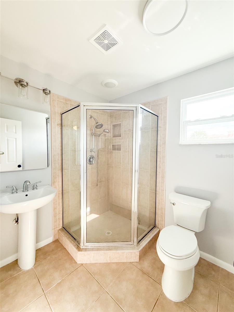 Upstairs Common Bathroom