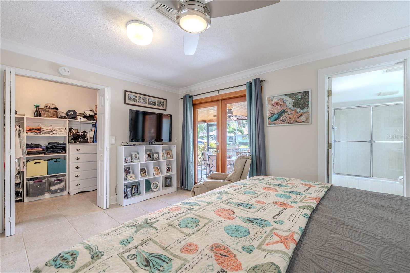 Spacious primary suite featuring a walk-in closet and ensuite bath.