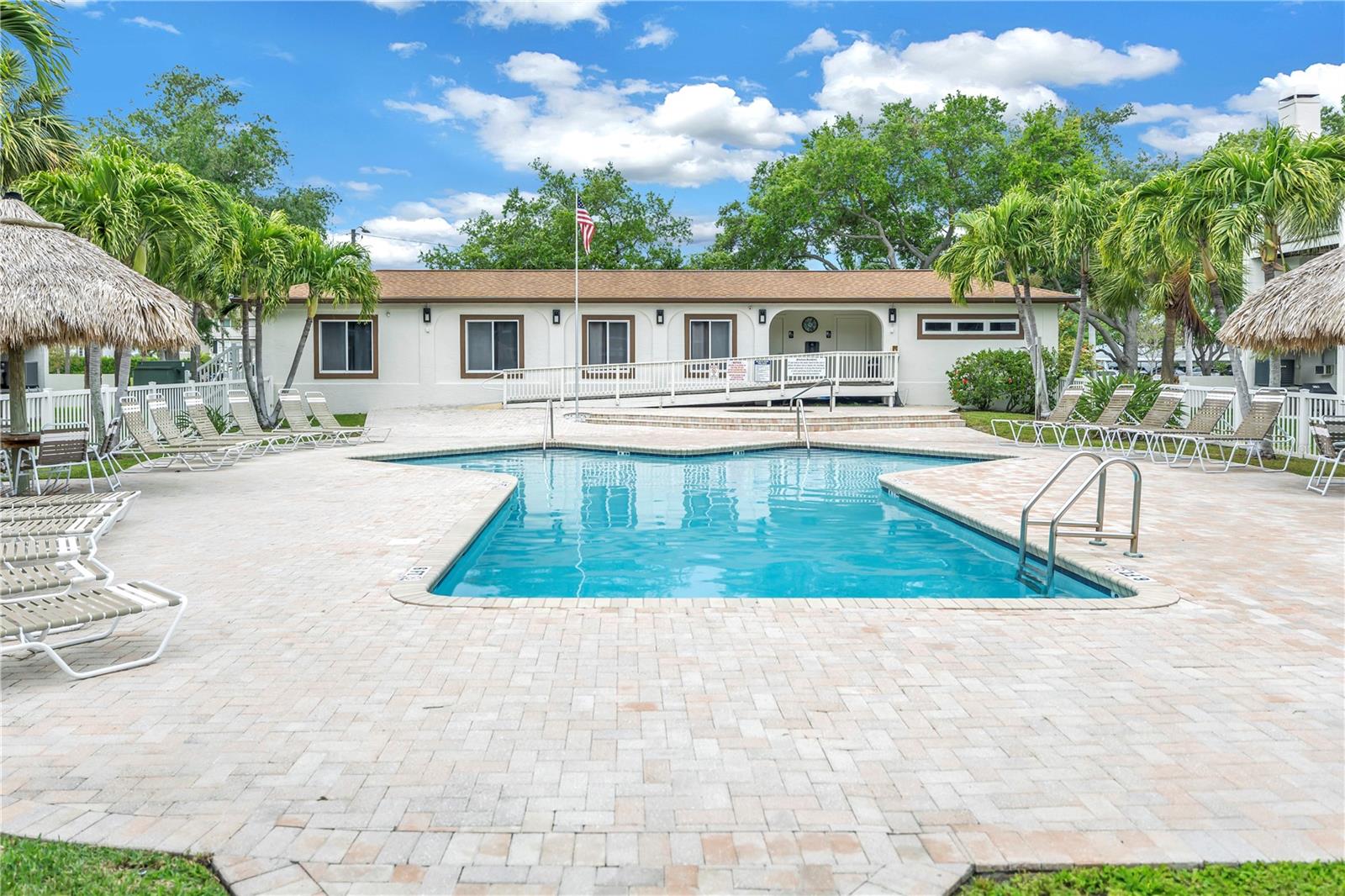 Pool ,clubhouse/fitness room