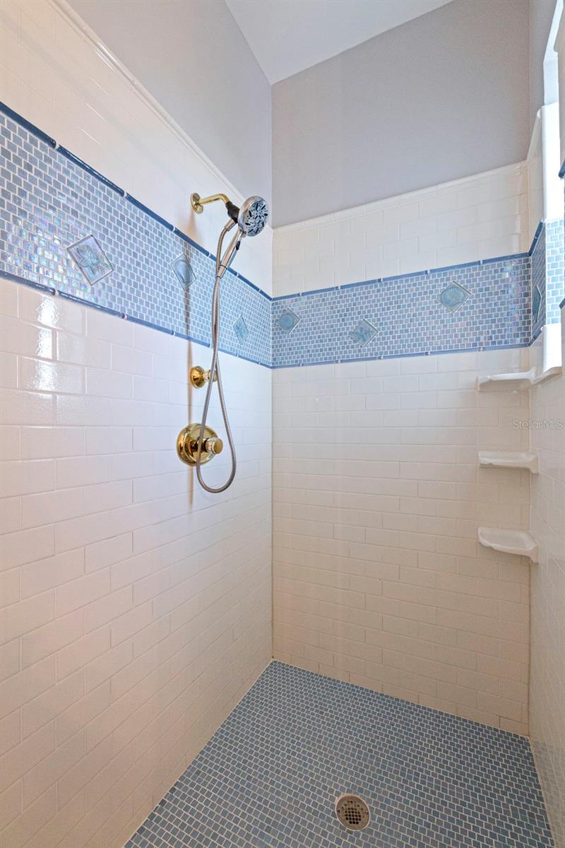 Shower in bathroom 3 / East Wing
