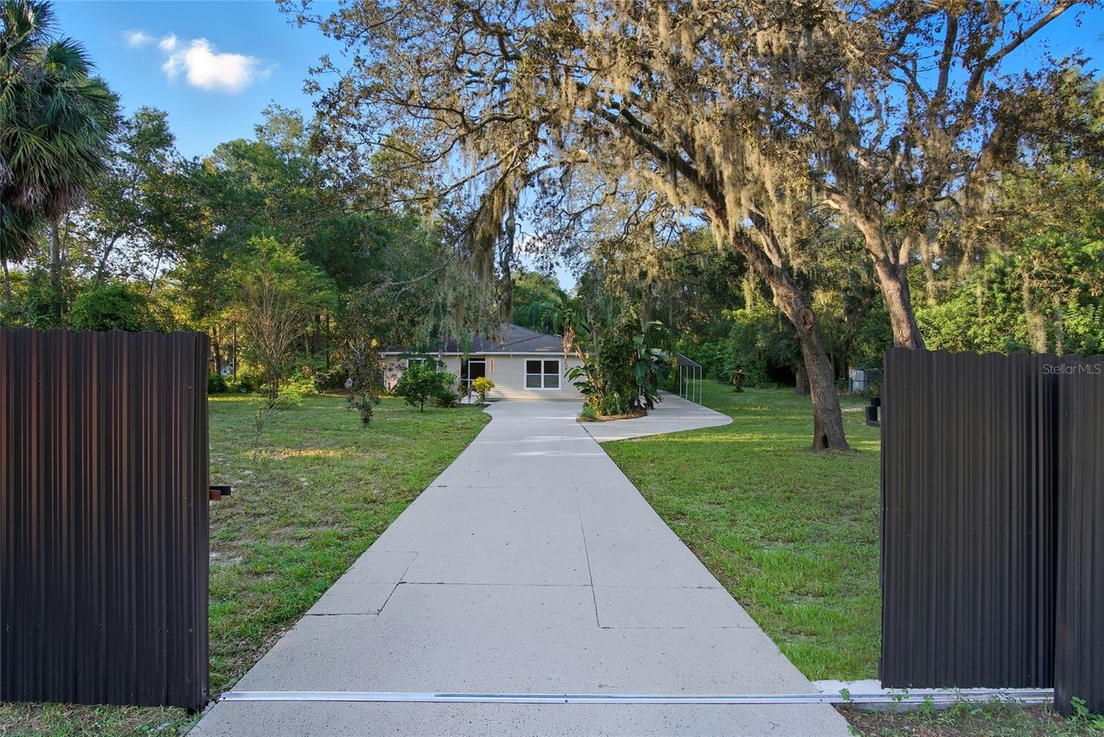 Private fenced entrance
