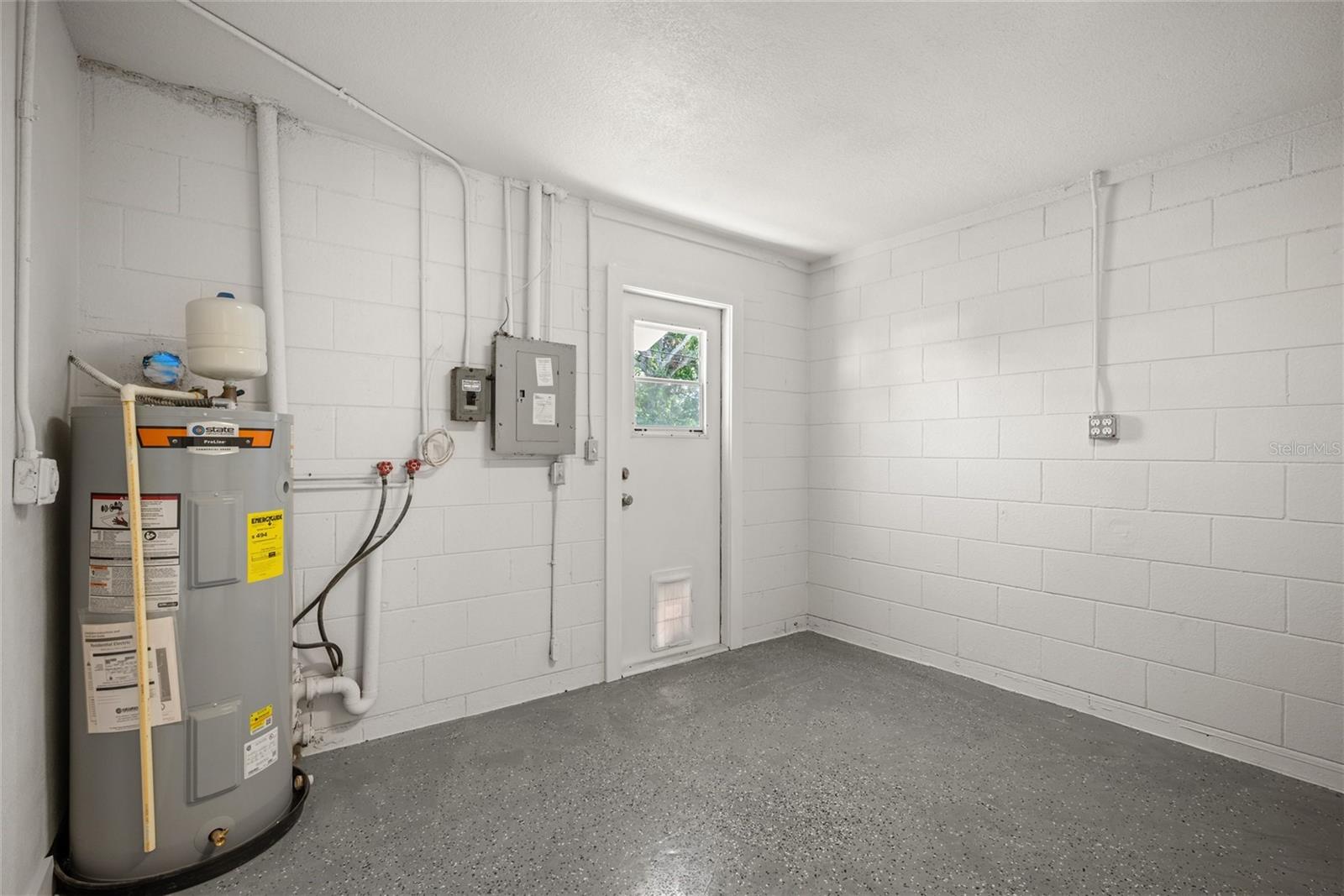 Hot Water Heater, Washer/Dryer Hook Up