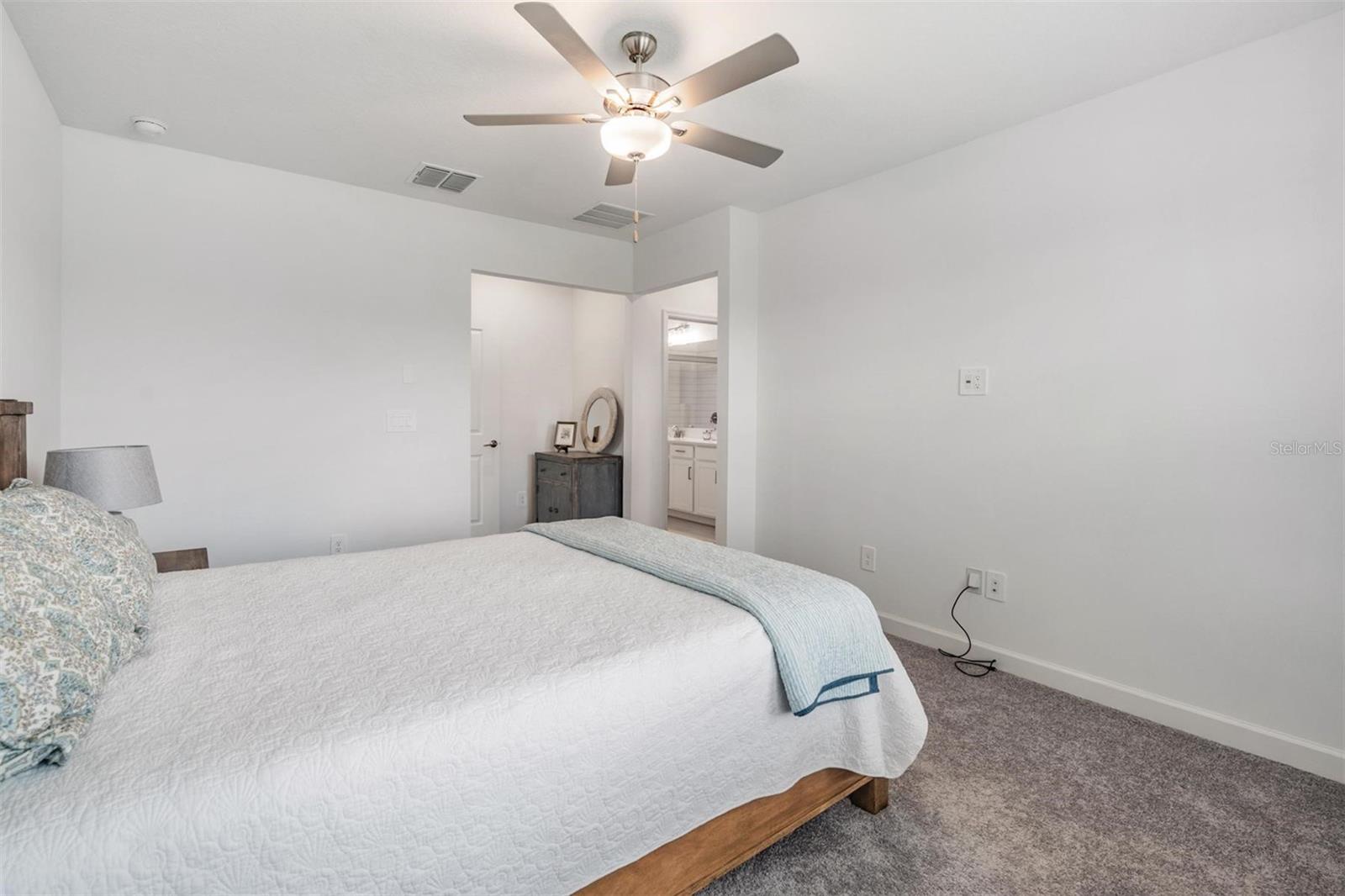 Owners suite w/ensuite bath