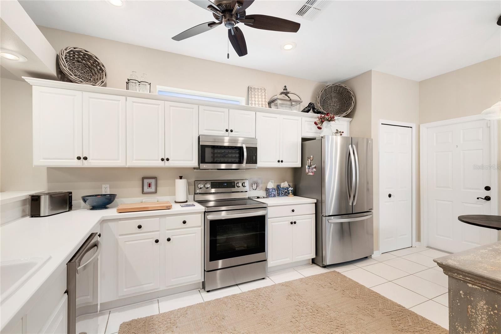 KITCHEN WITH STAINLESS STEEL APPLIANCES