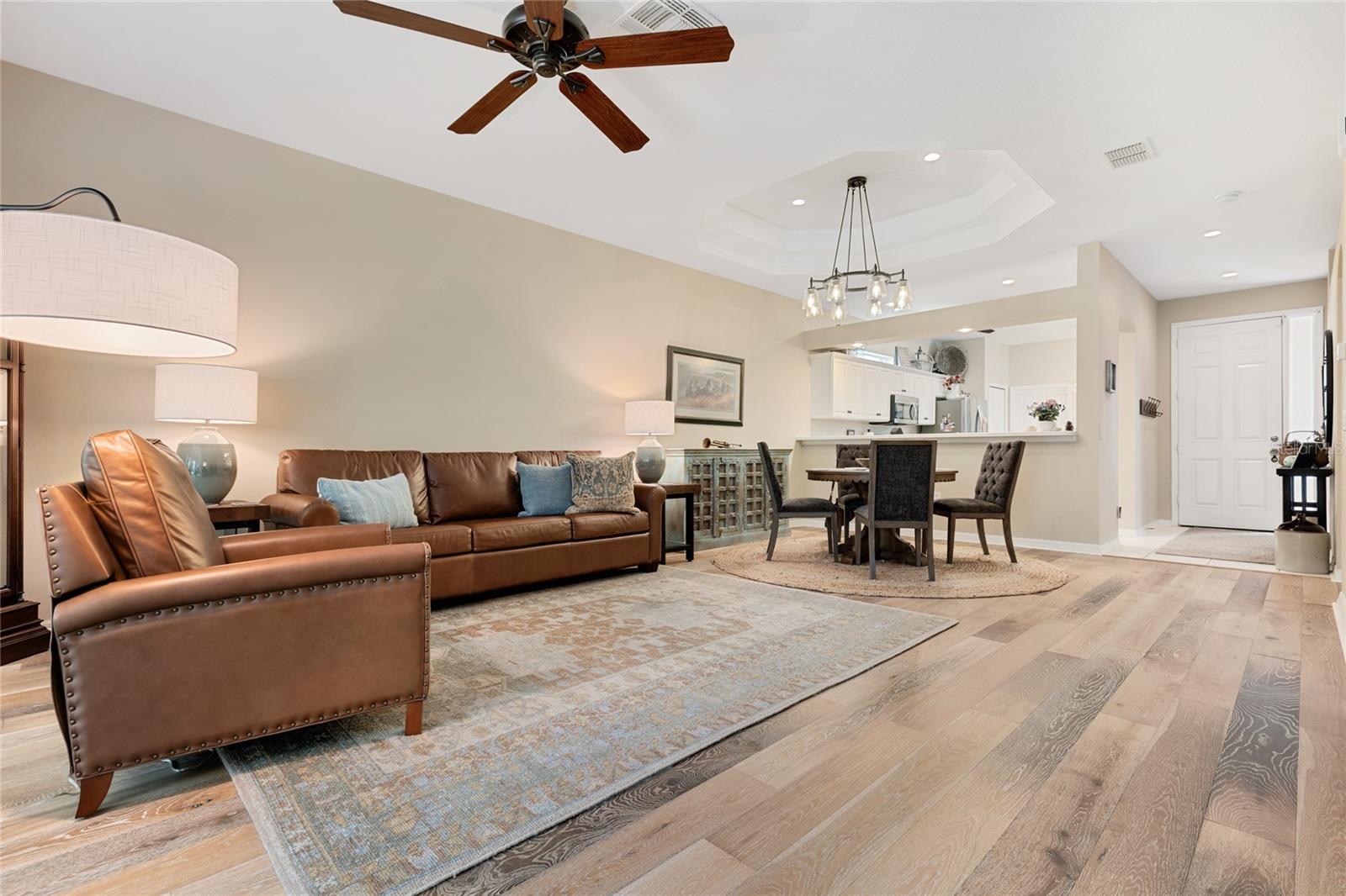 LIVING ROOM/DINING ROOM