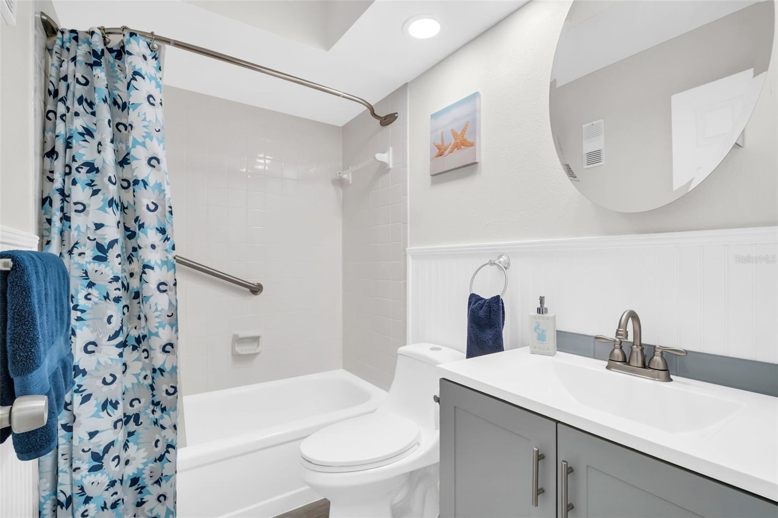 CHEERFUL FULL BATH WITH TUB
