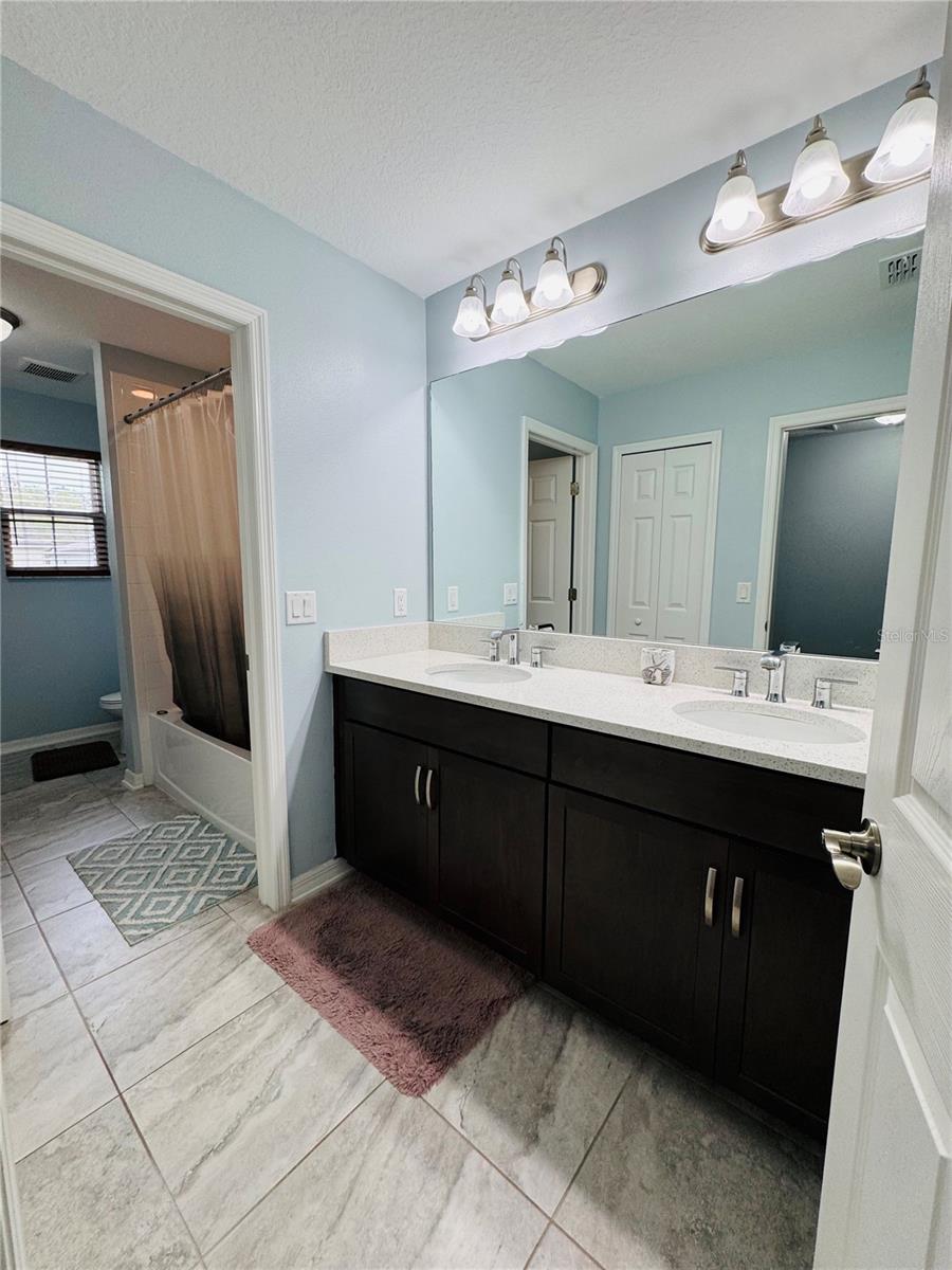 Upstairs Full Bathroom