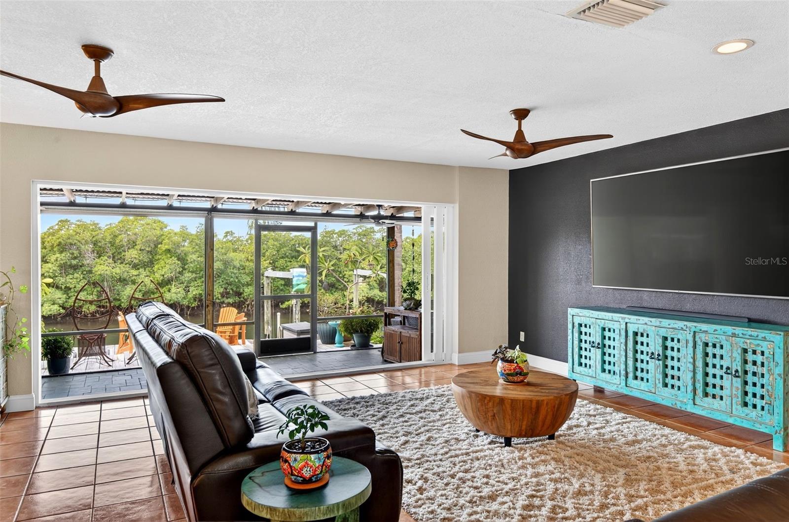Spacious Livingroom