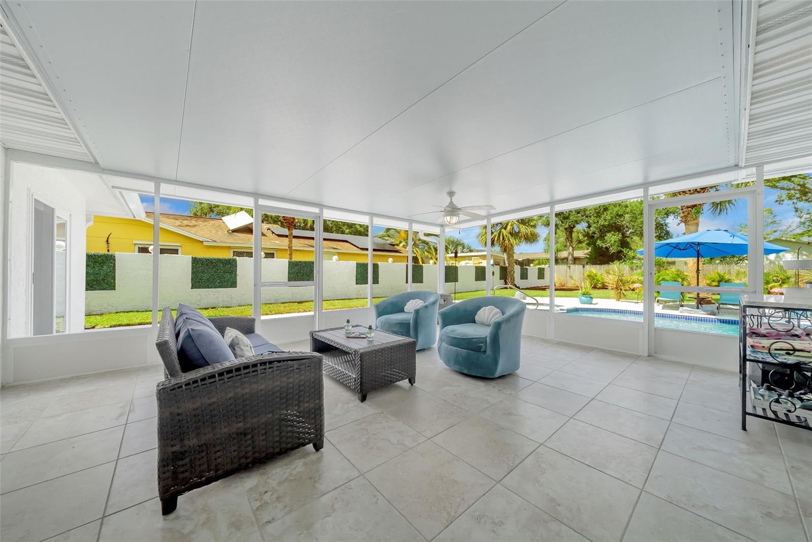 Large screened in lanai.