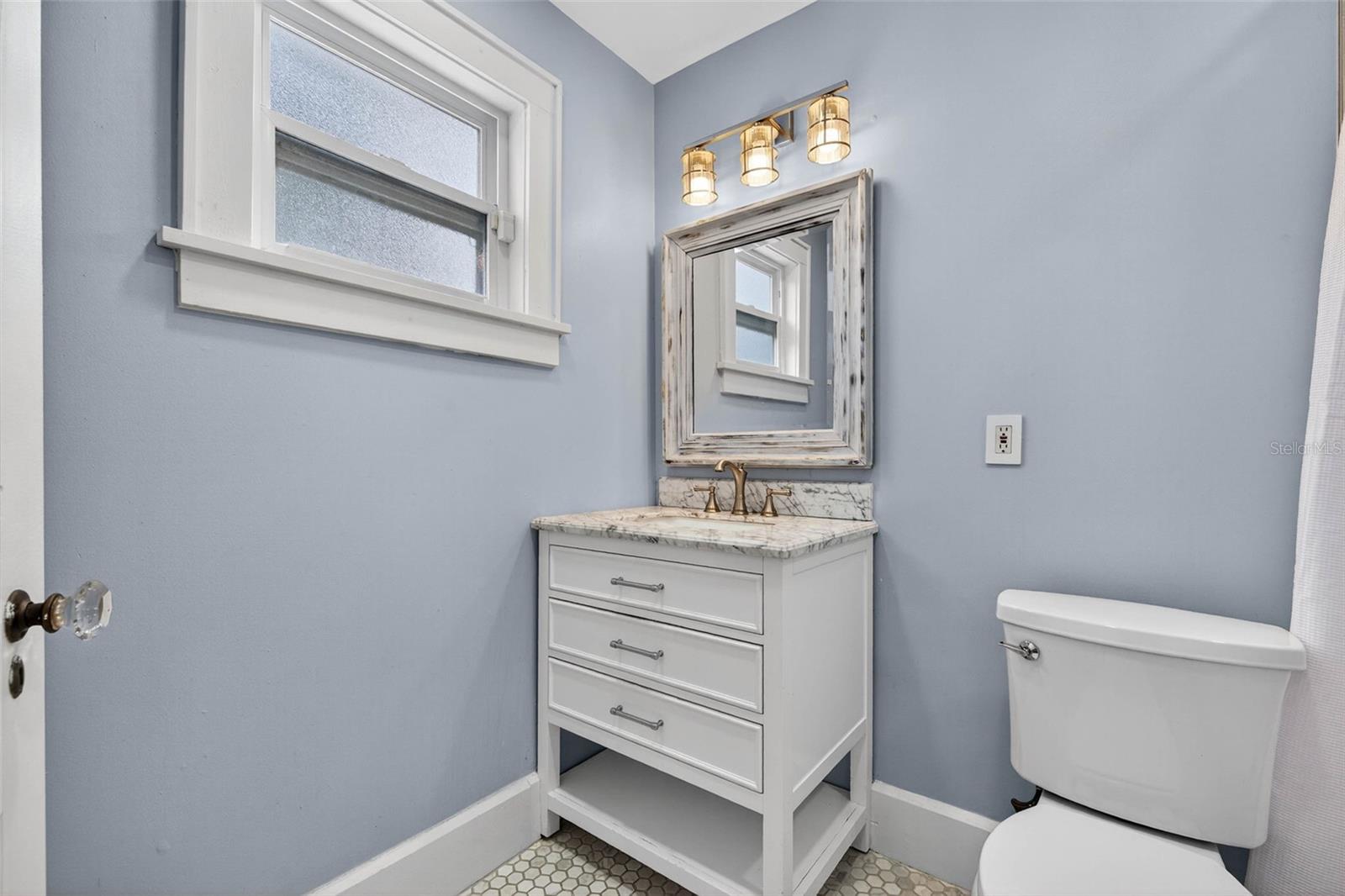 Upstairs Full Bathroom