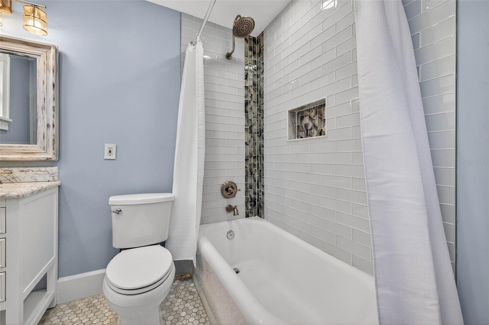 Upstairs Full Bathroom