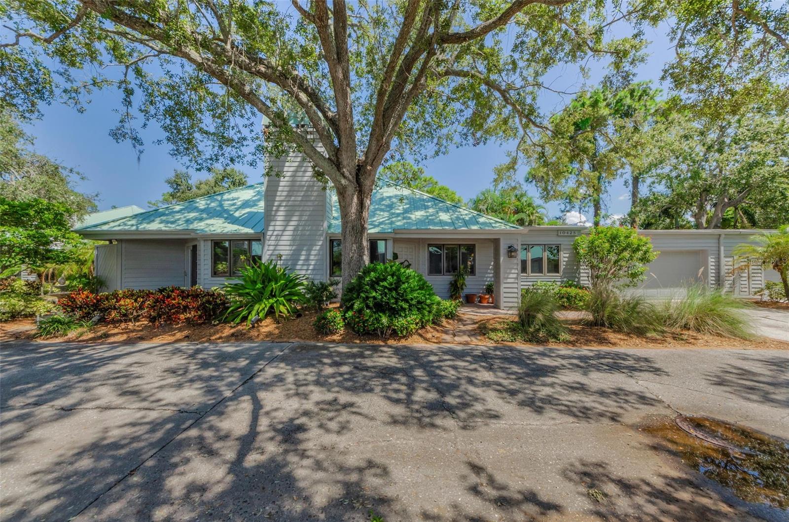 Arbors Villa at Bardmoor North, with 2 car garage and 3 bedroom/2 baths...10425 Longwood Dr. Seminole 33777