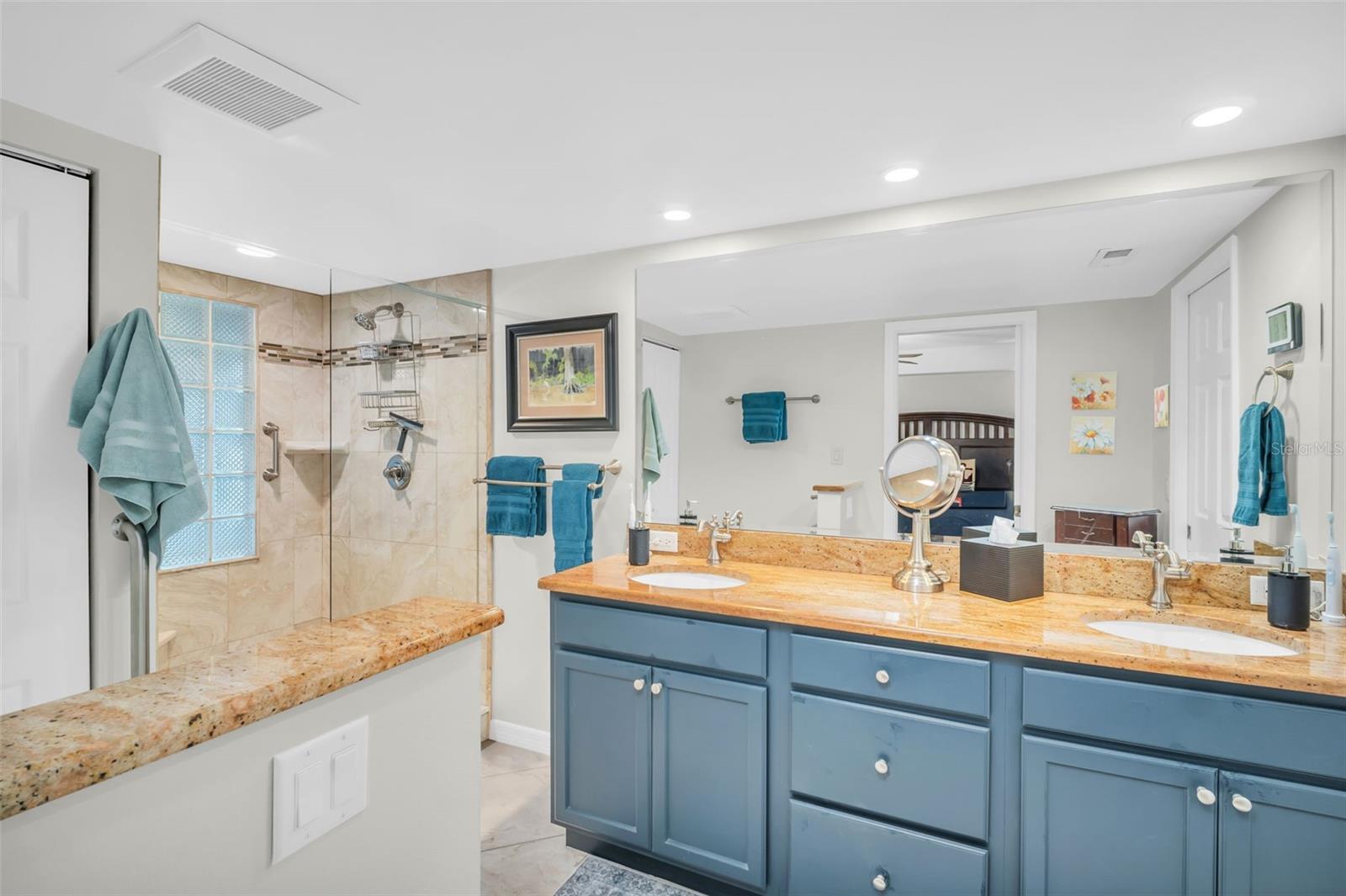 PRIMARY BATH WITH DOUBLE SINKS