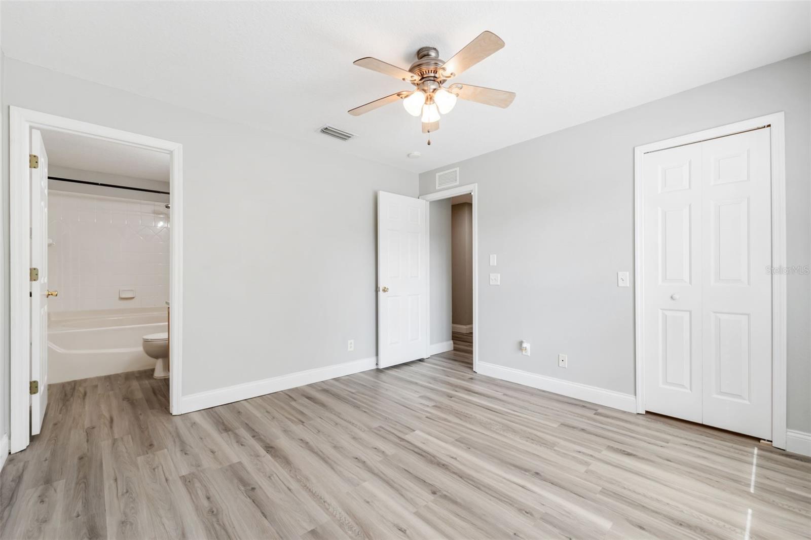Primary Bedroom w/ Walk in Closet - En Suite