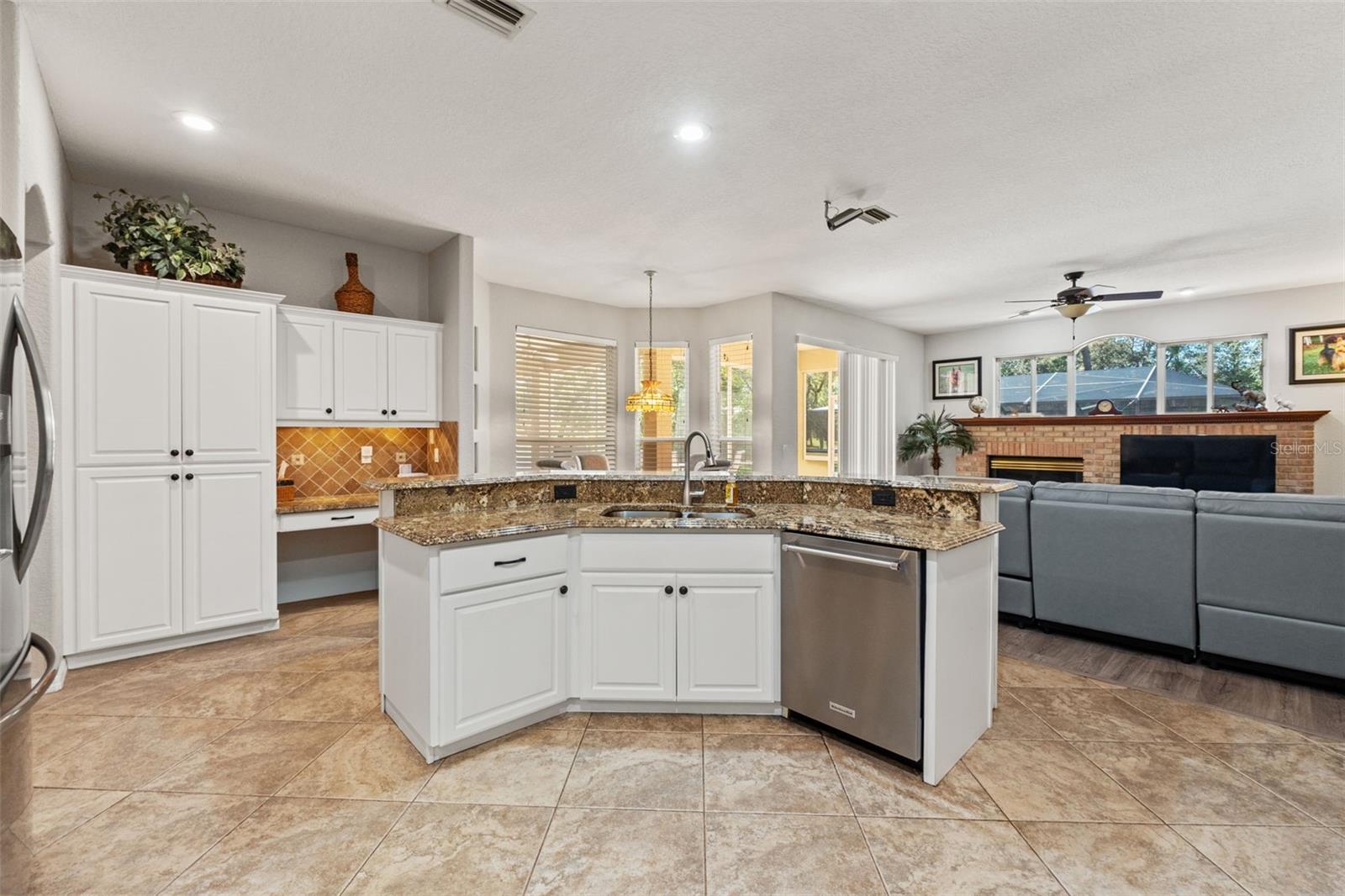 LARGE ISLAND WITH BAR SEATING