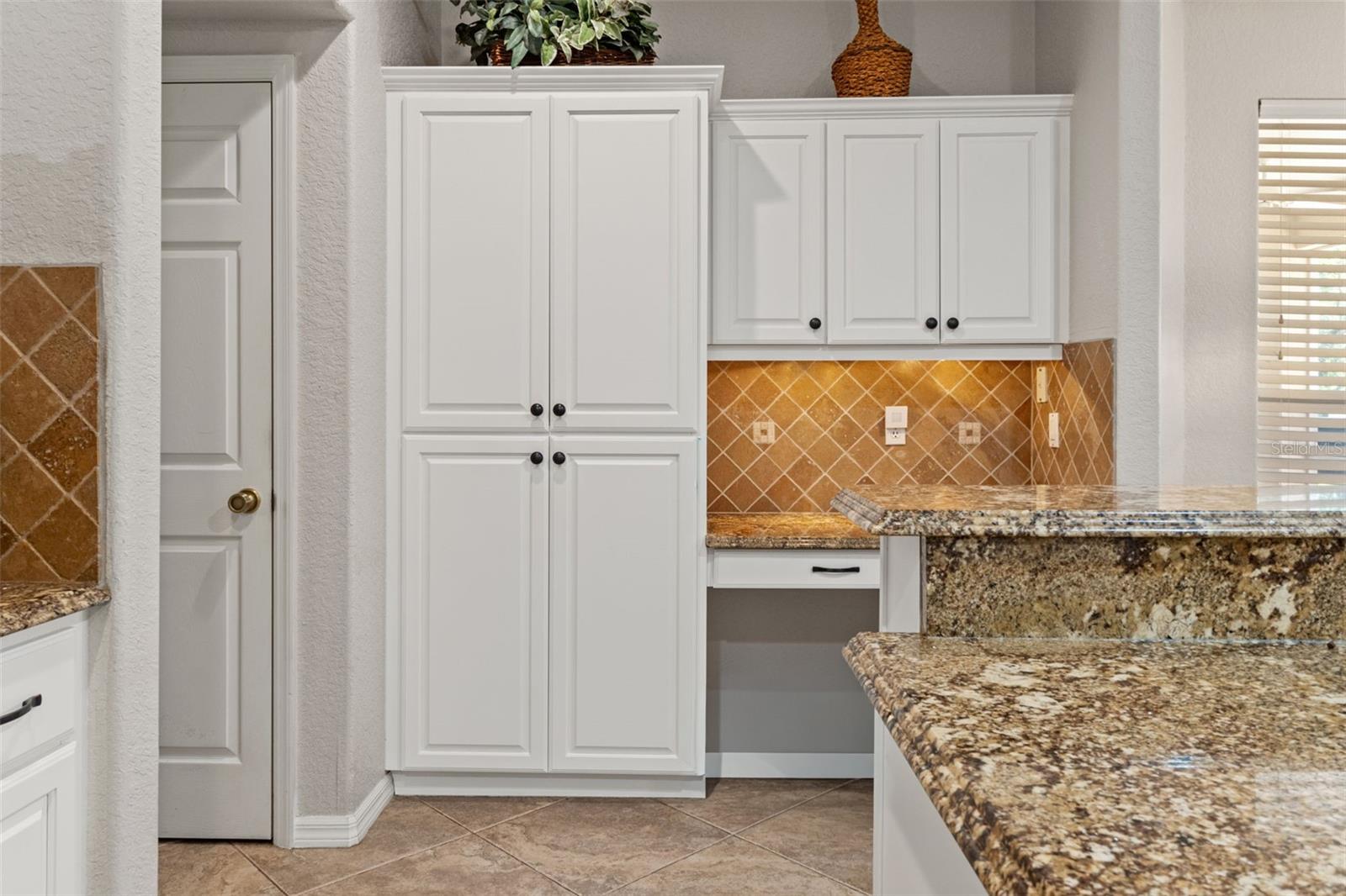 LARGE PANTRY