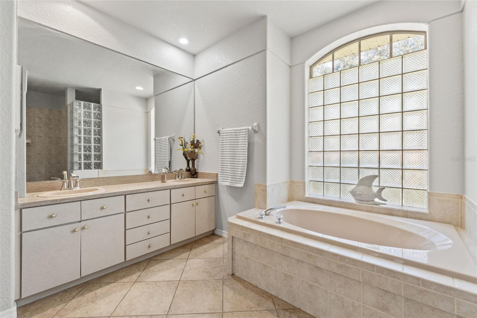GARDEN TUB IN PRIMARY BATHROOM