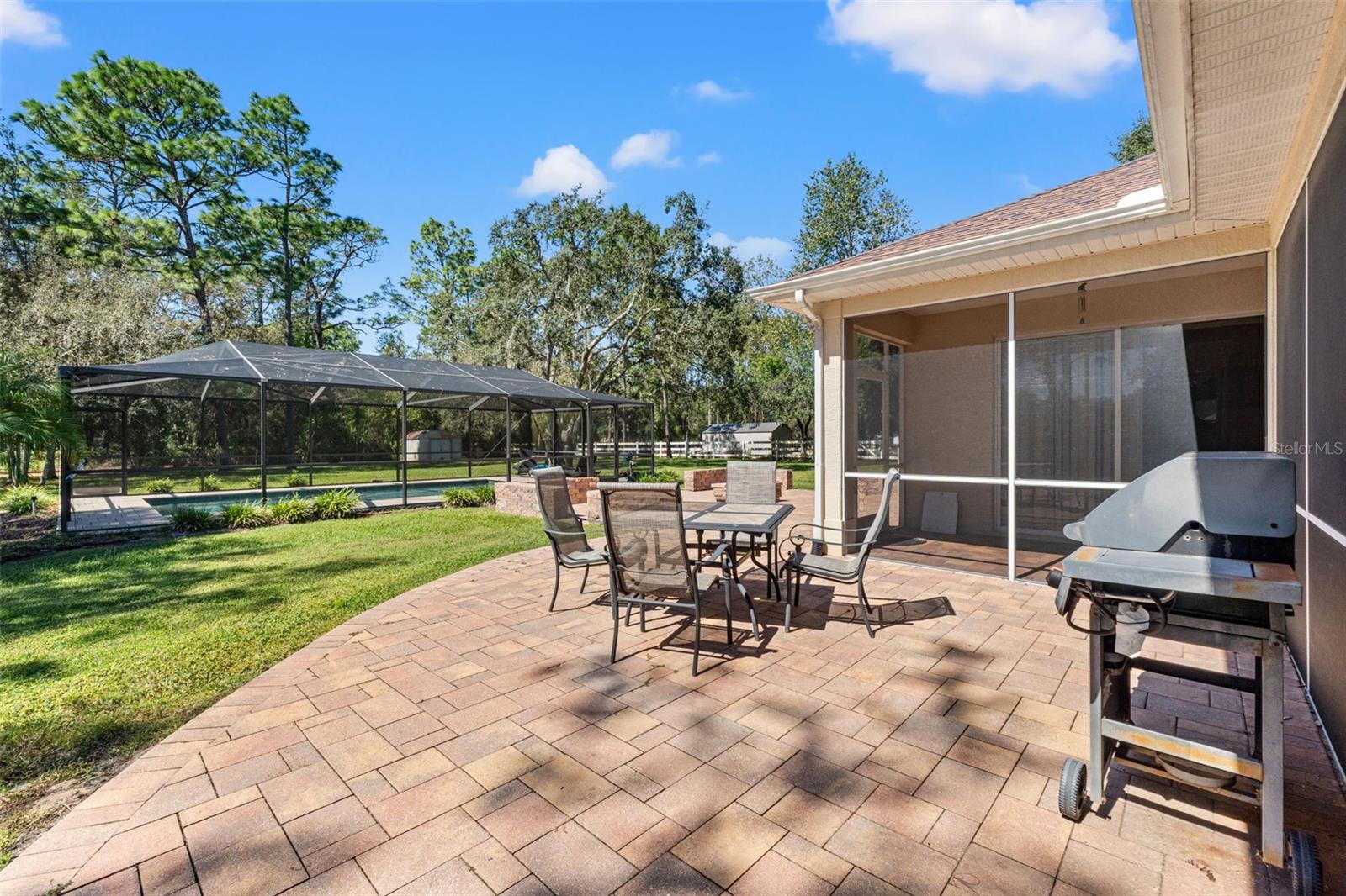 LARGE PATIO AREA