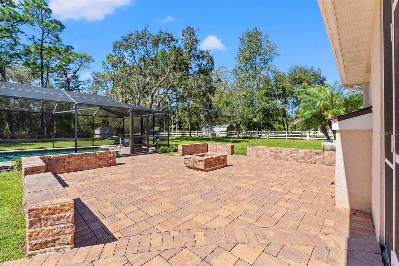 LARGE PATIO AREA WITH FIREPIT