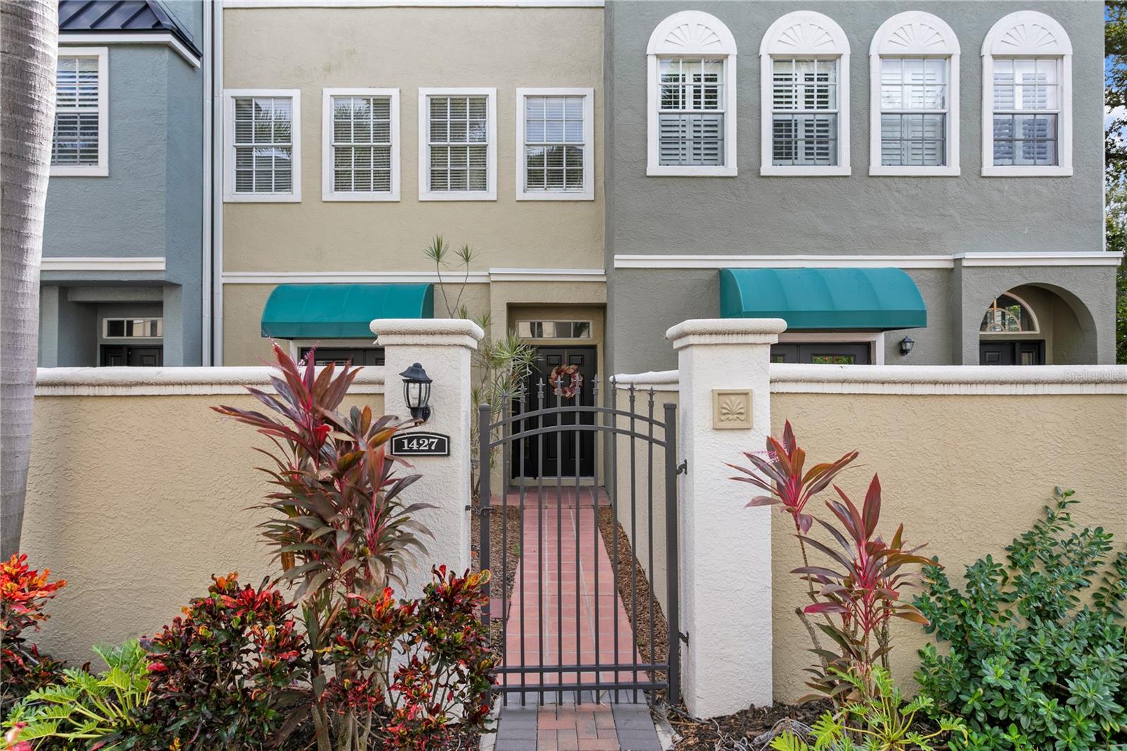 Nestled in the heart of Tampa’s most coveted waterfront enclave, this brownstone-styletownhome offers the perfect blend of timeless design and modern convenience.