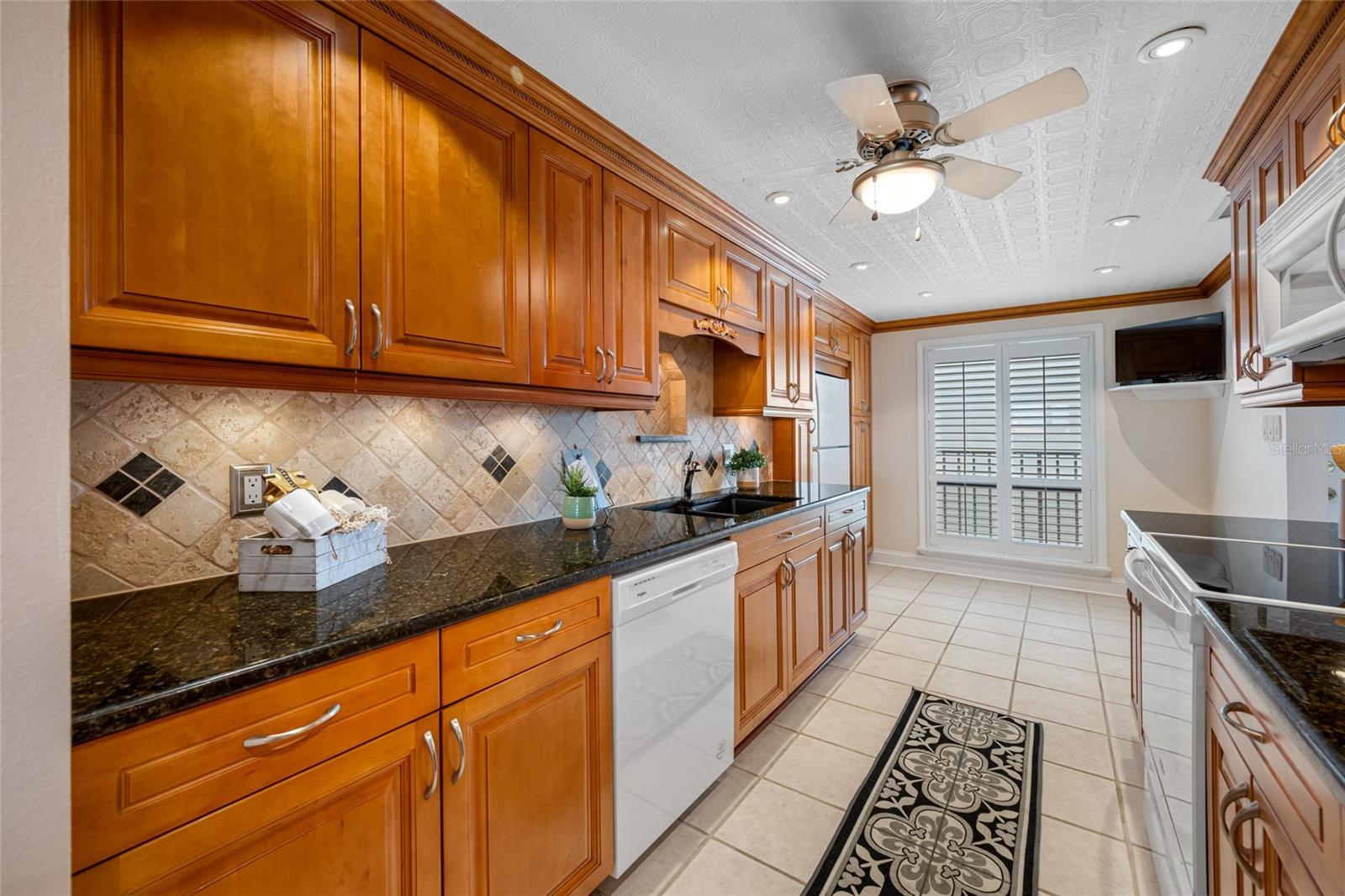 Kitchen allows option of eat-in space