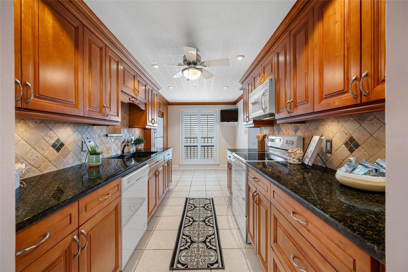 Cabinets with pull-out cabinetry shelving, and cabinetry drawers allows for plenty of kitchen storage