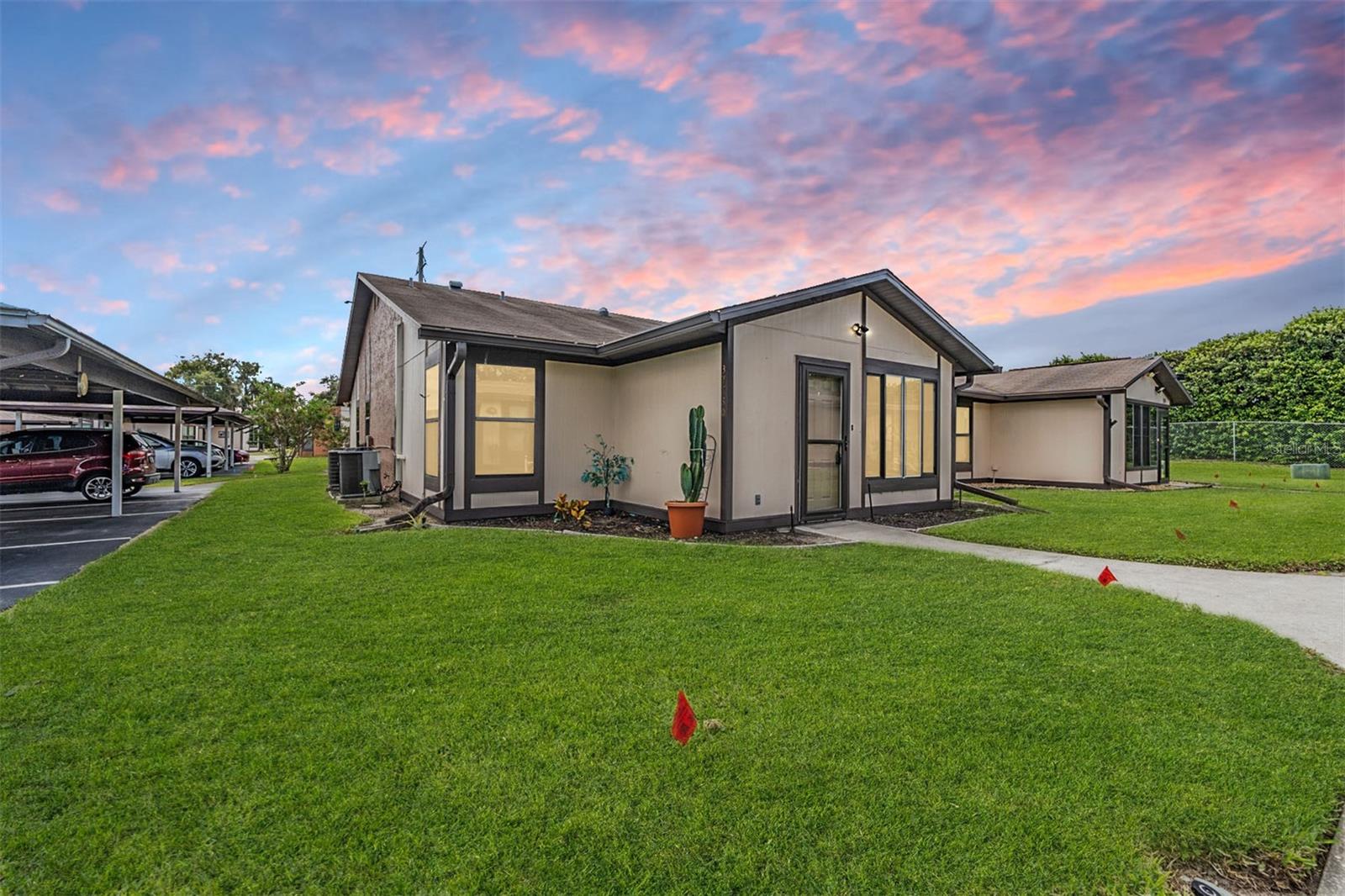 2 bedrooms/2 bathrooms/ Florida Room, Open floorplan!