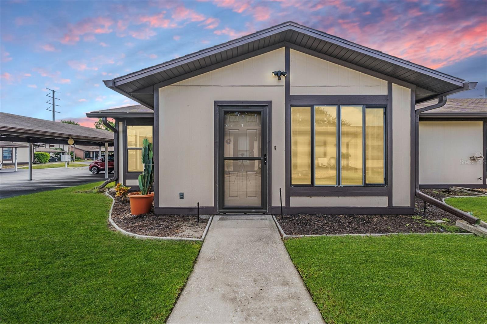 2 bedrooms/2 bathrooms/ Florida Room, Open floor plan! Parking spot on the left.