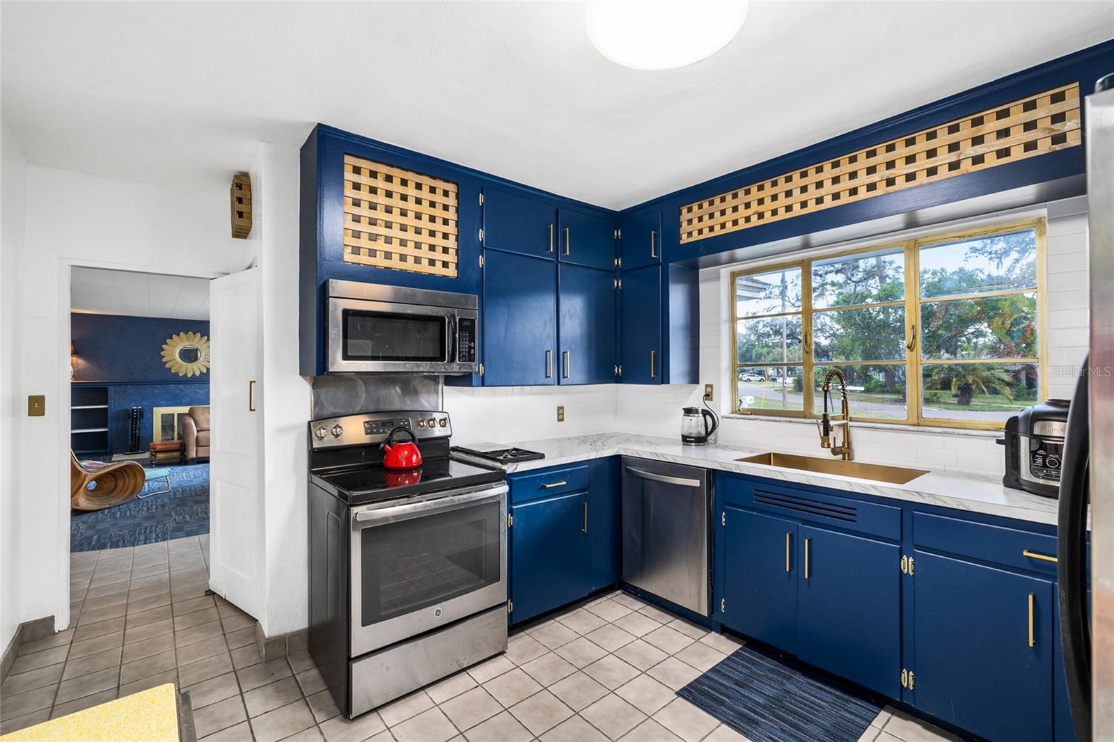 Kitchen with 2 pantry's