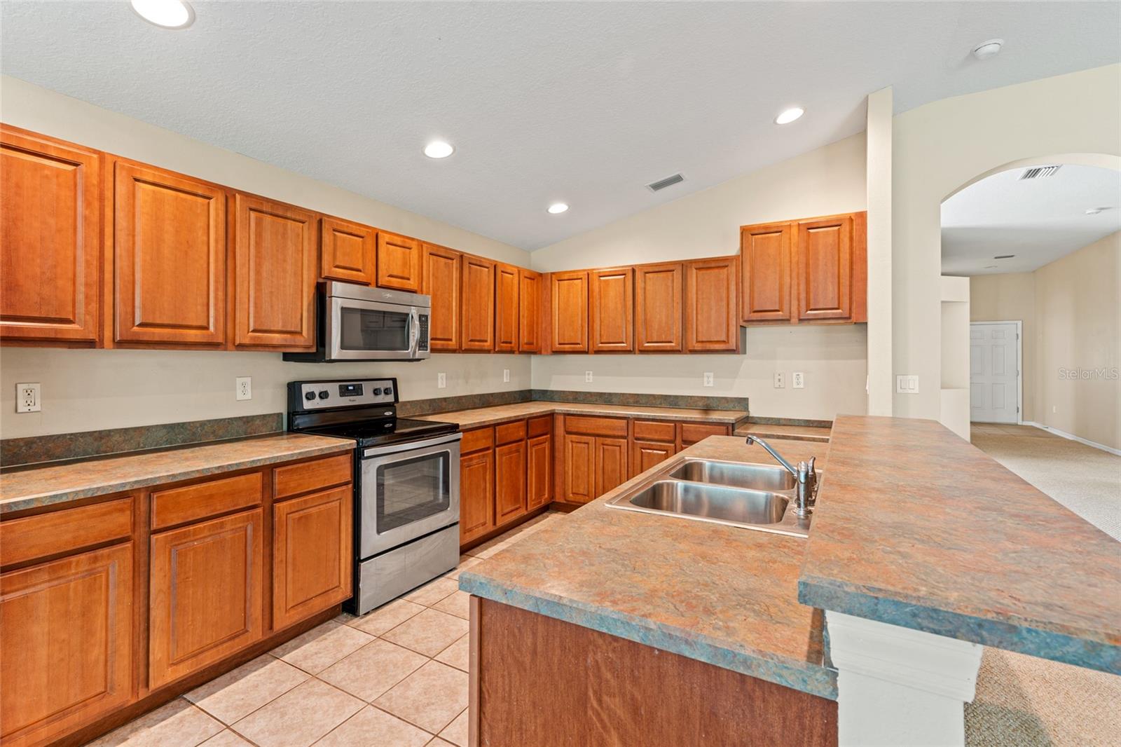 Full Kitchen & Kitchen Island