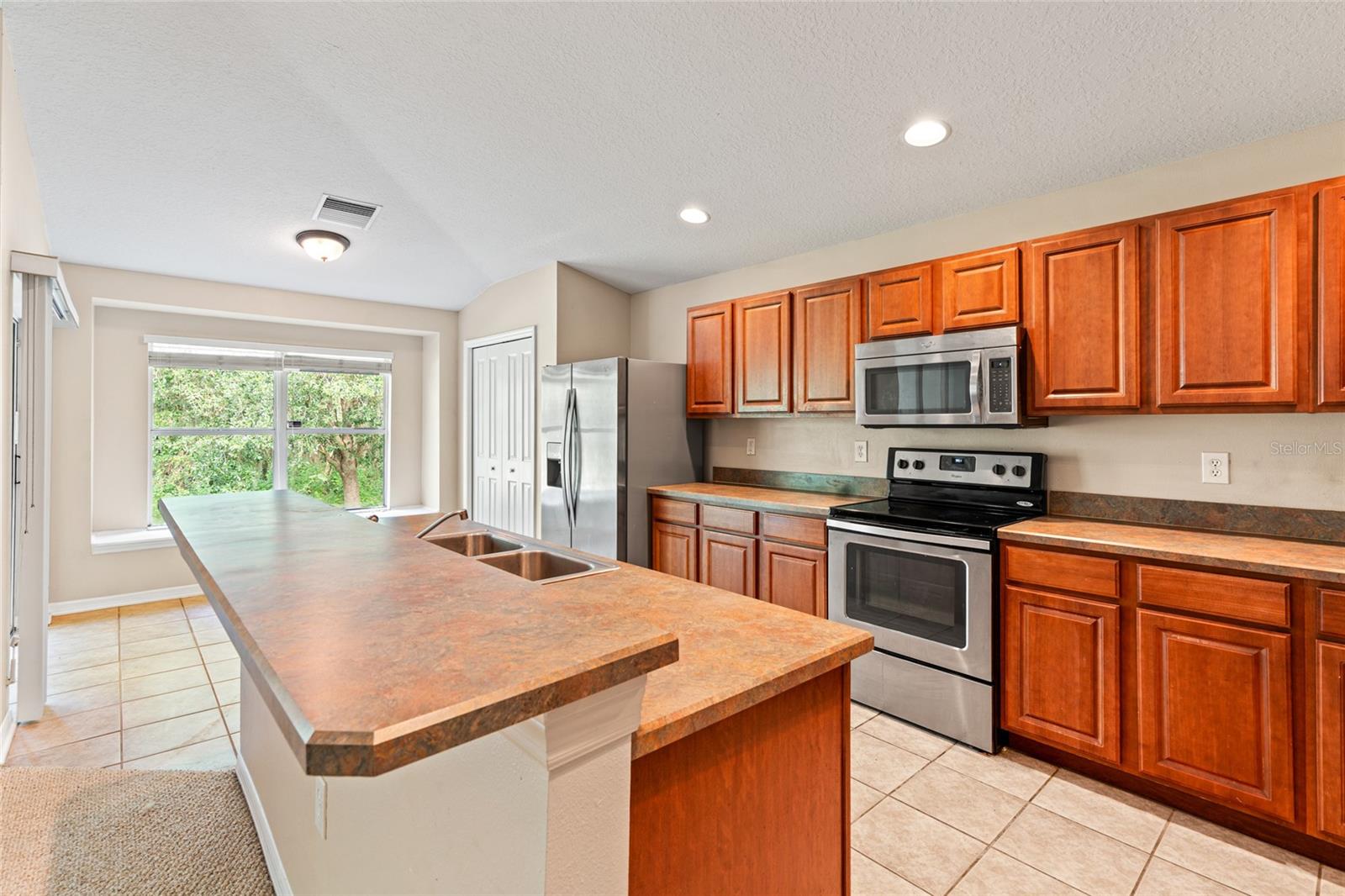 Breakfast Bar and Dinette Area