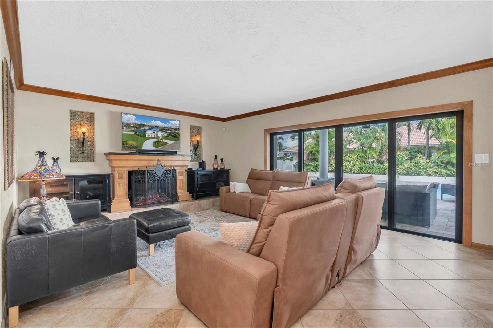 Family room with easy access to pool and patio