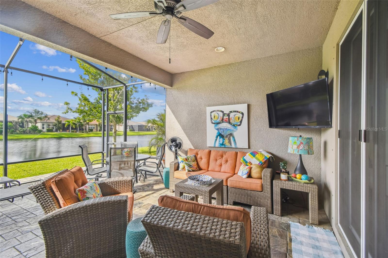 Praise to this fabulous villa with a water view!