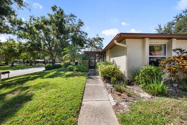 fFront to Lovely Condo