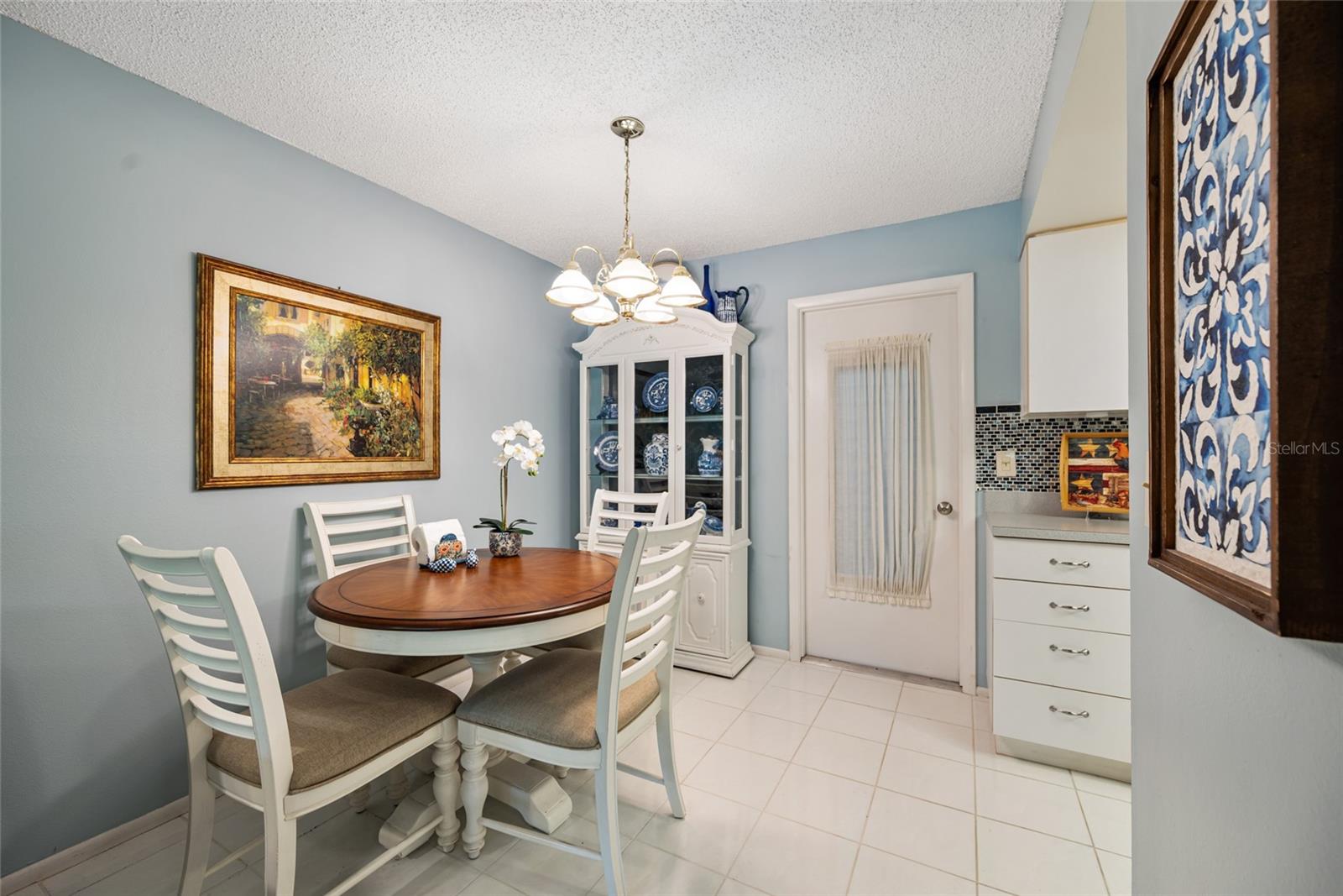 Diningroom to Kitchen
