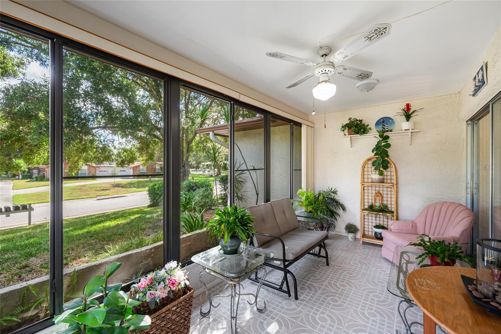 Light N Bright Lanai with lots of Windows