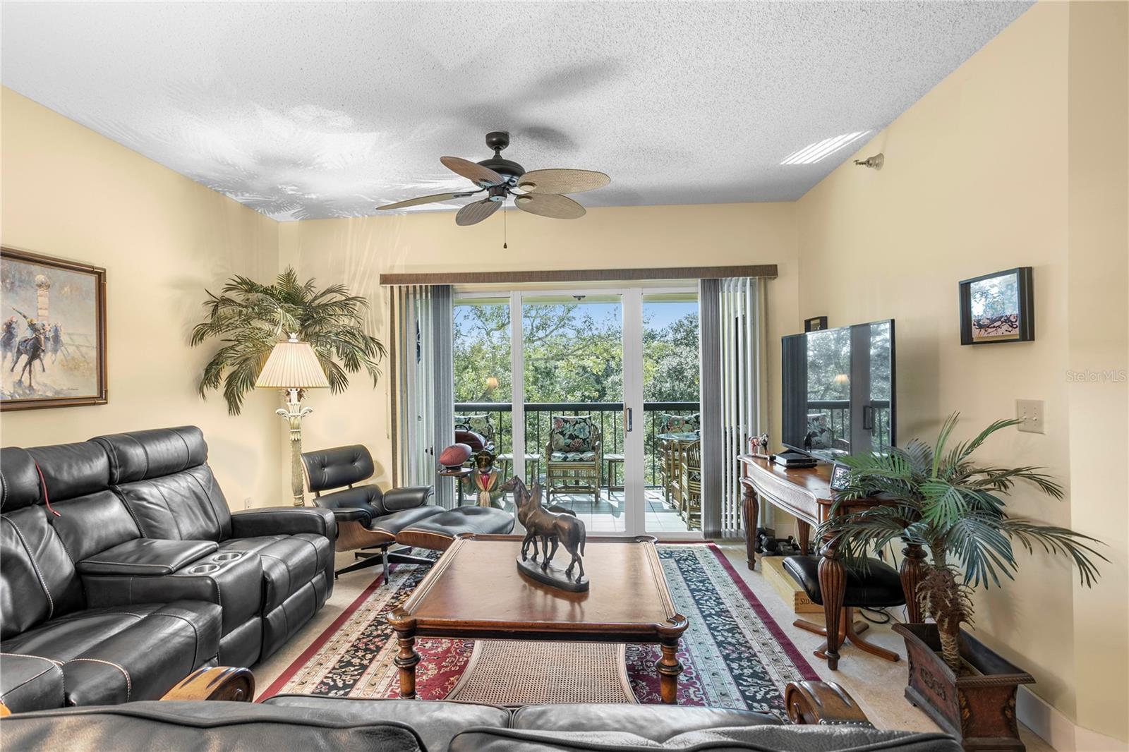 The open-concept living space flowsseamlessly to a private balcony—perfect for unwinding with sunset skies and eveningbreezes.