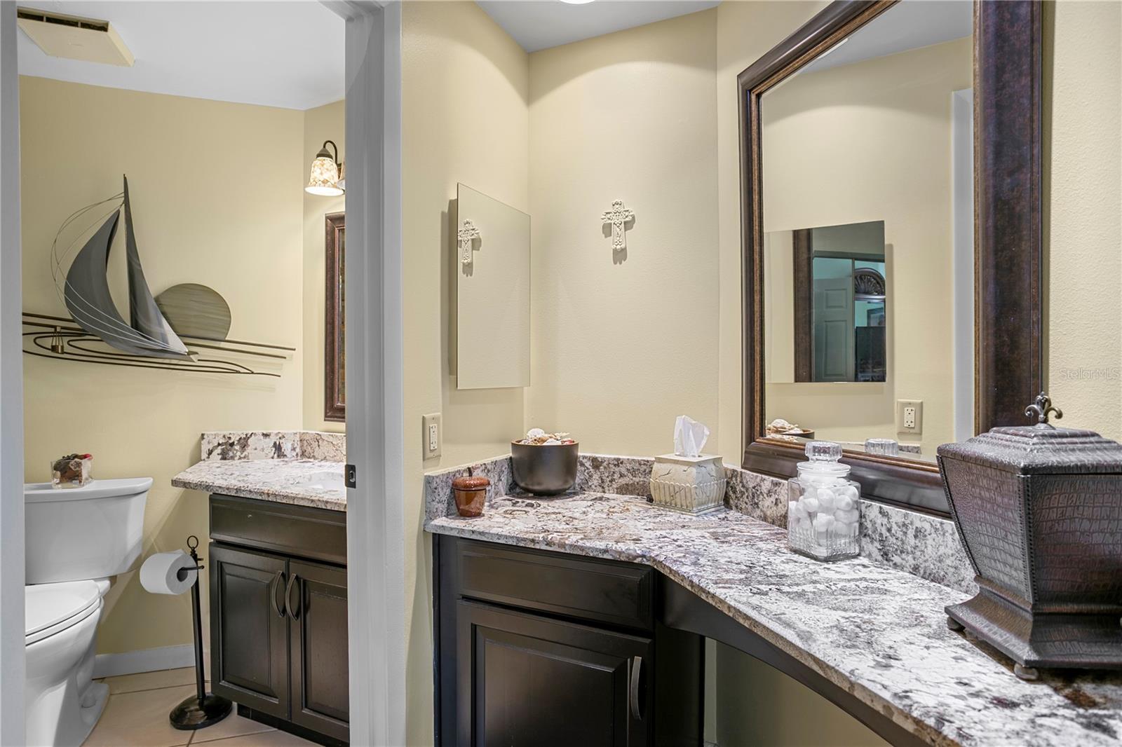 Private en suite bath located just off the primary bedroom.