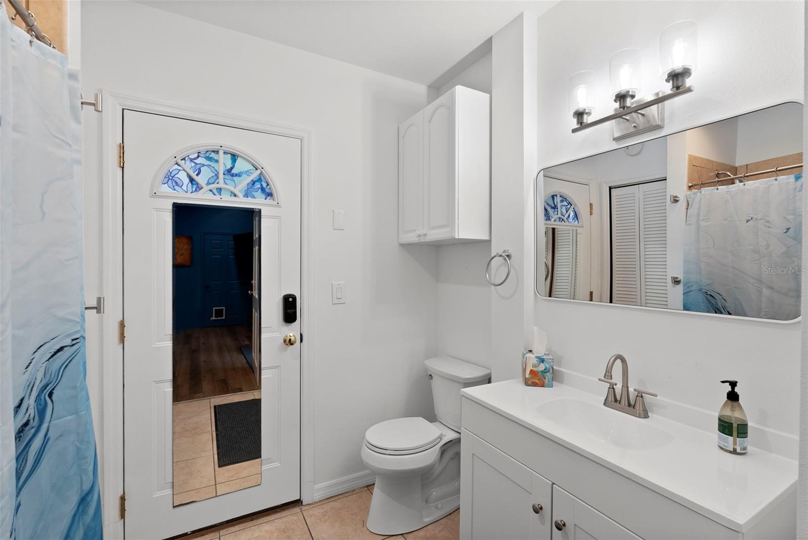 full bath that functions as a pool bath or en-suite guest bathroom