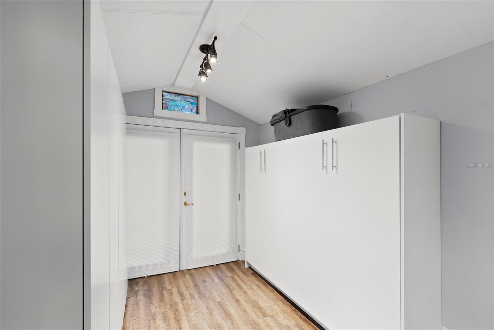 Murphy bed (negotiable)