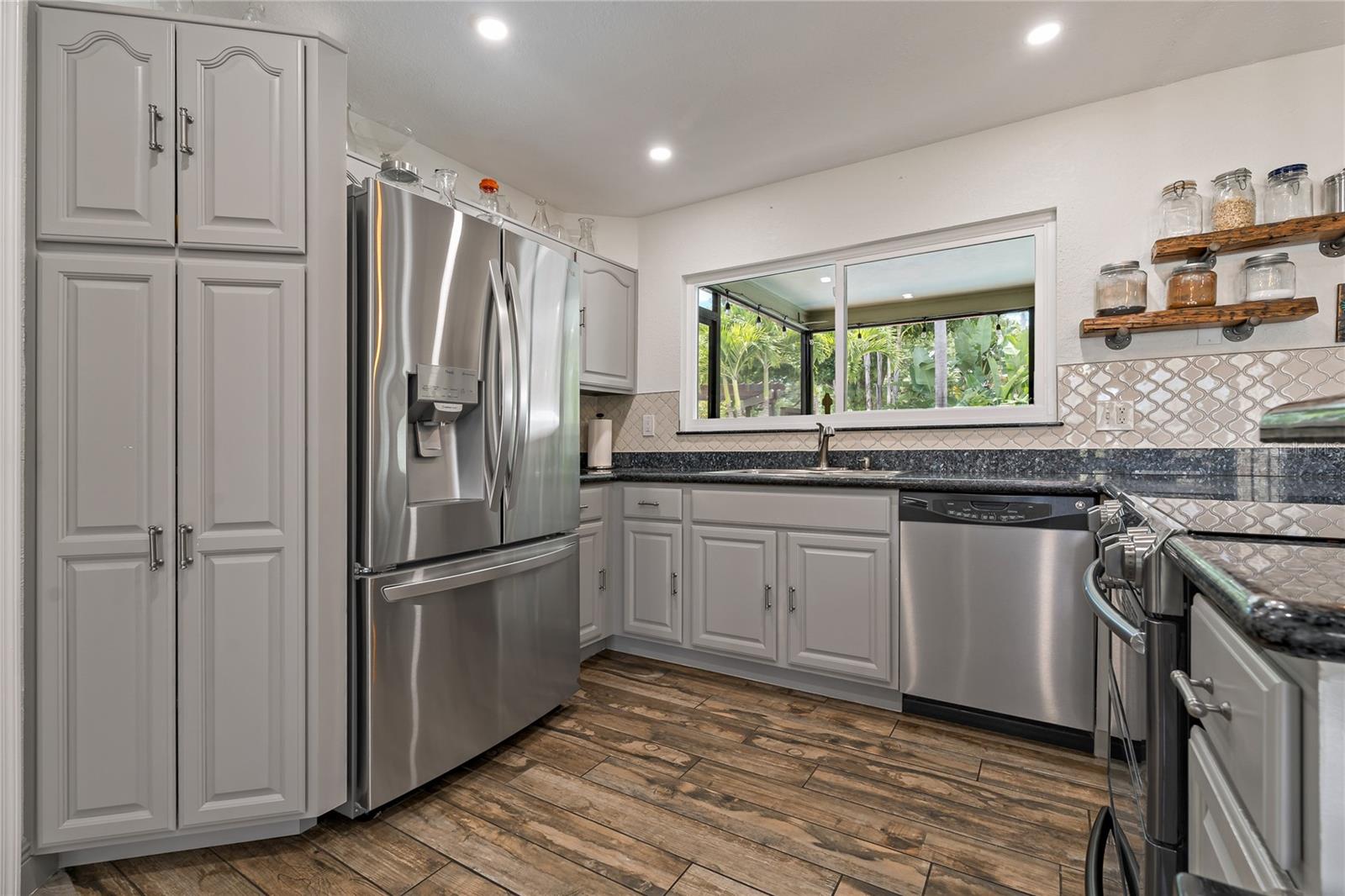 SOLID WOOD CABINETRY & GRANITE COUNTER TOPS