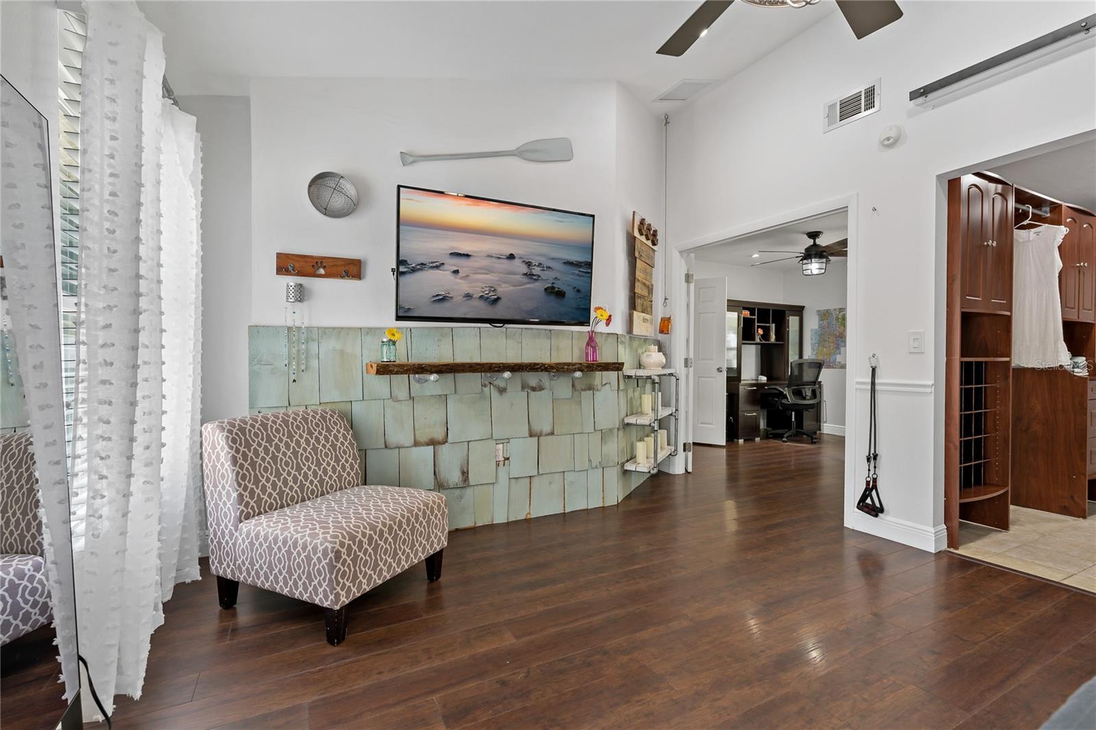 SPACIOUS PRIMARY SUITE!