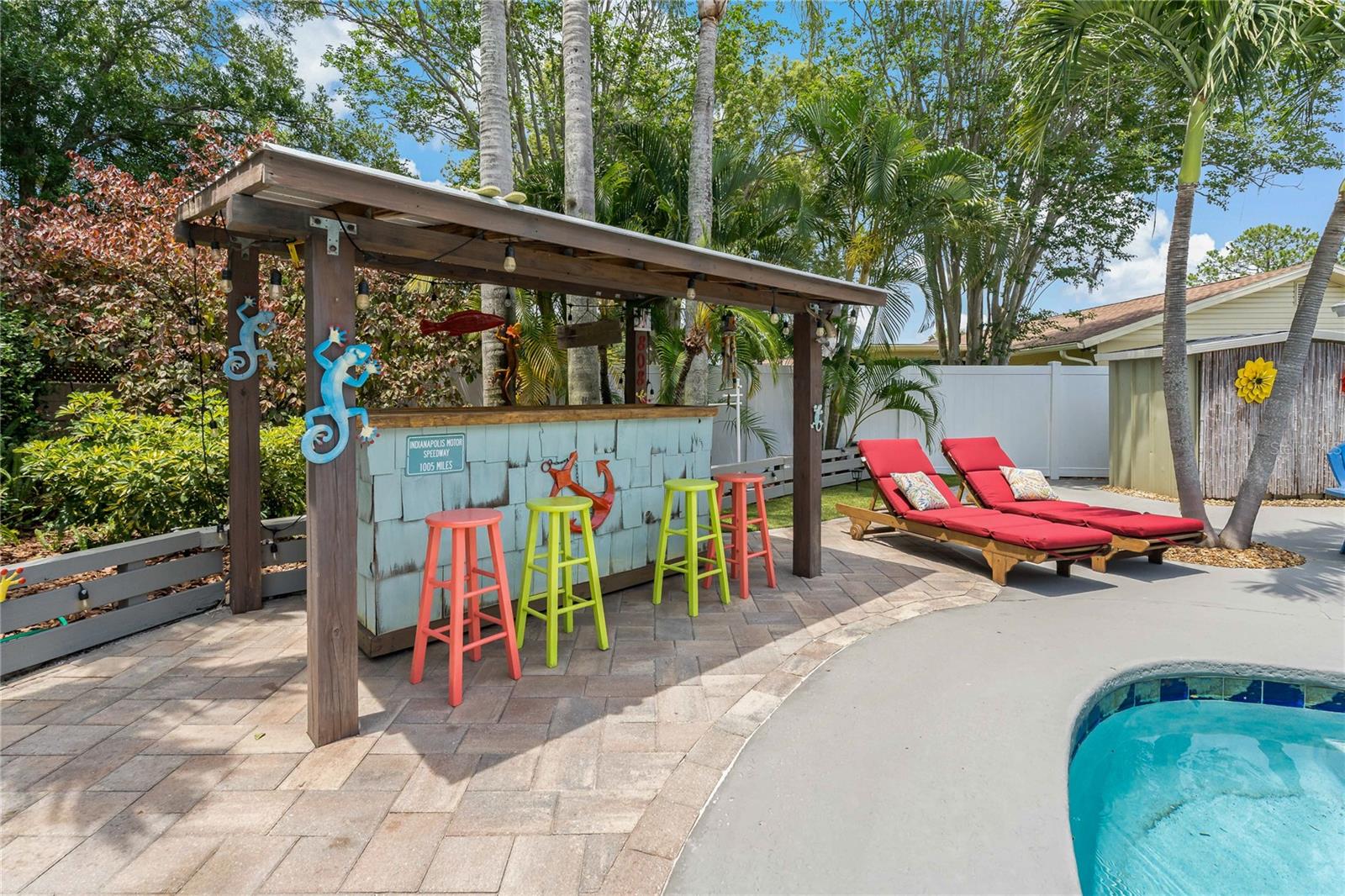 OUTDOOR BAR AND LOUNGING AREA