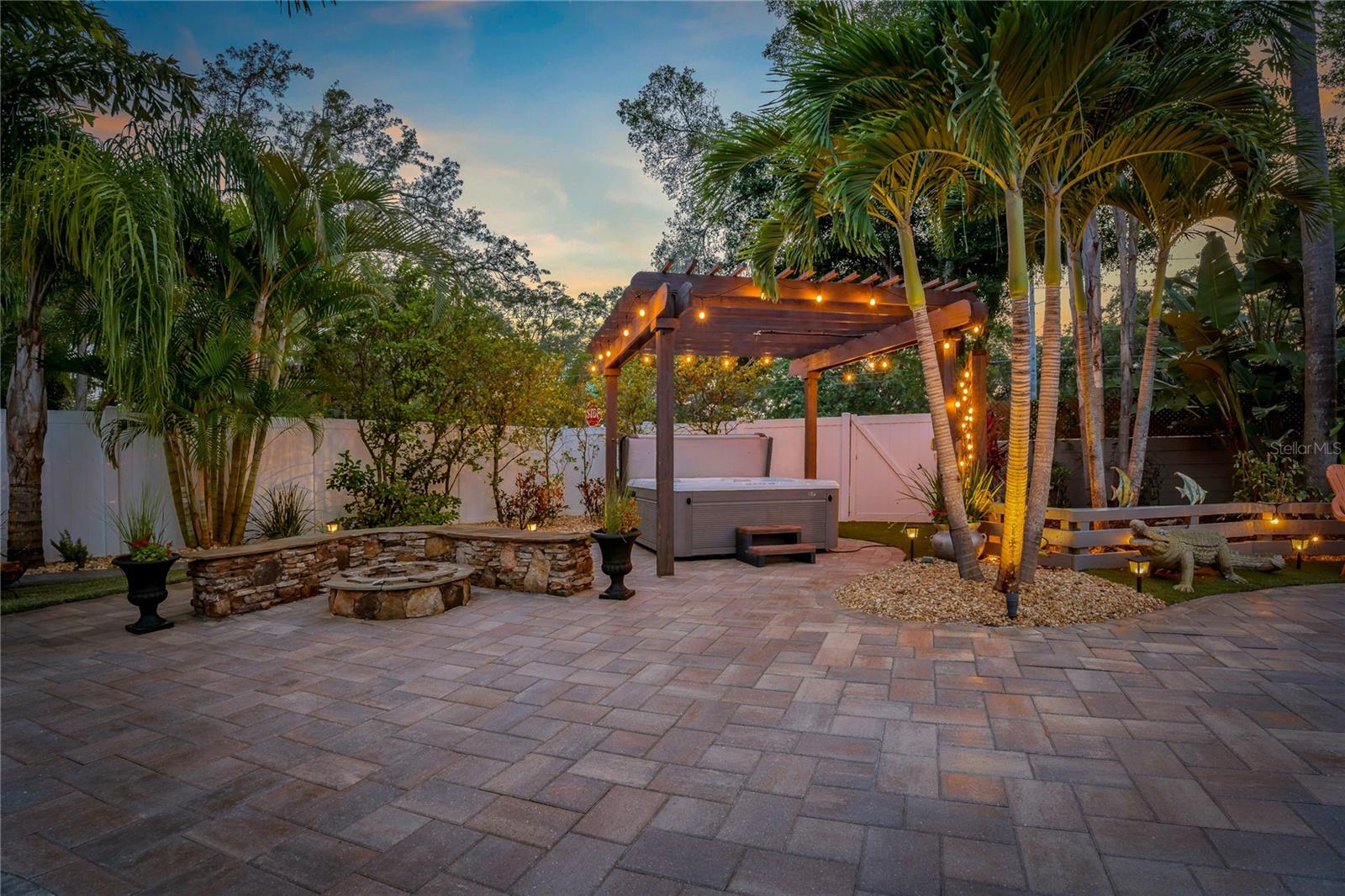 JACCUZI AND FIREPIT AREA