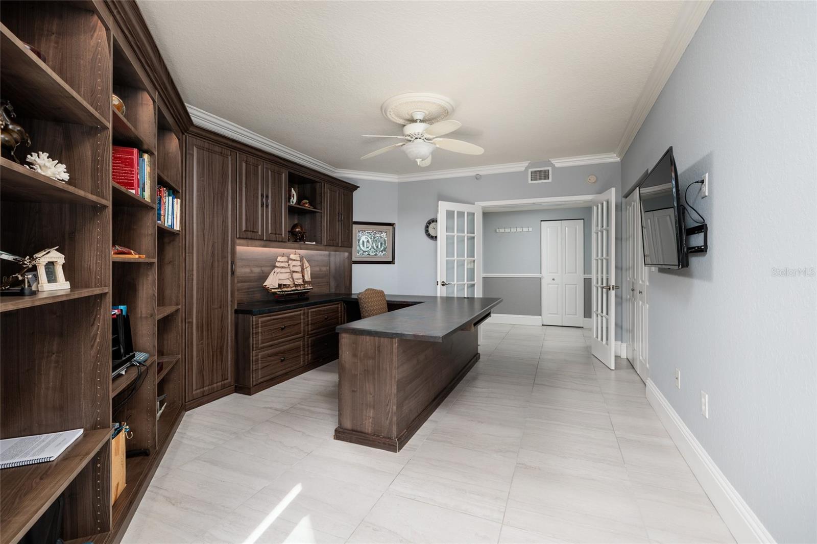 Office w/built in shelves & desk.